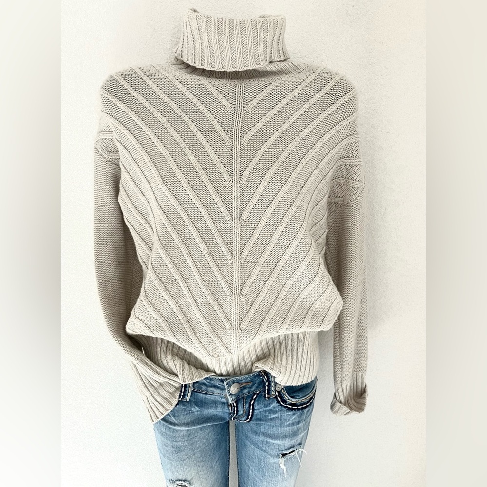 SPLENDID chevron turtleneck Cozy SWEATER in cream/Ivory Size XS S worn ONCE EUC!